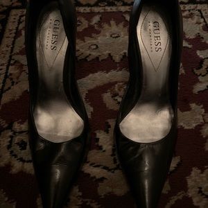GUESS pointy toe black leather pump.